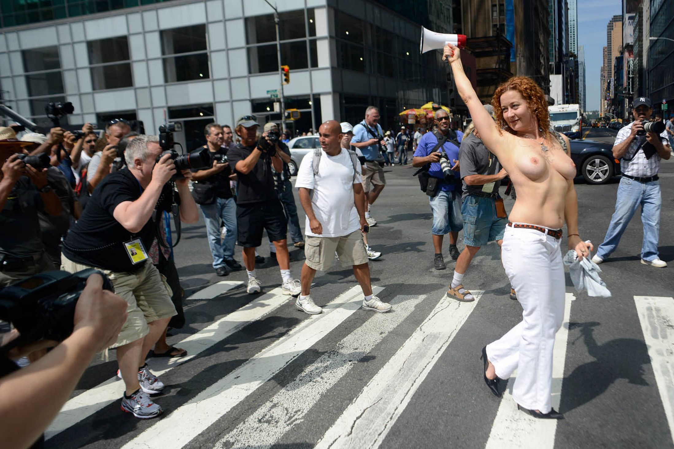 duminică, la un marş de protest care marchează "Go-Topless Day" (...