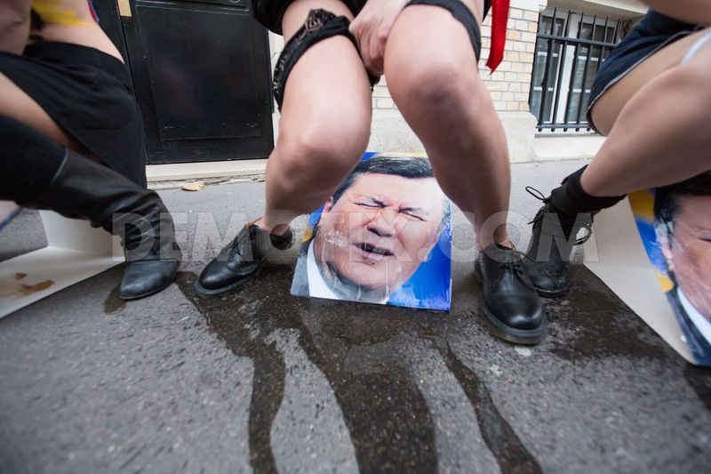1385896568-femen-activists-urinate-on-the-photo-of-ukrainian-president-in-paris_3389794