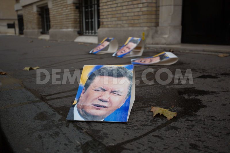 1385896586-femen-activists-urinate-on-the-photo-of-ukrainian-president-in-paris_3389684