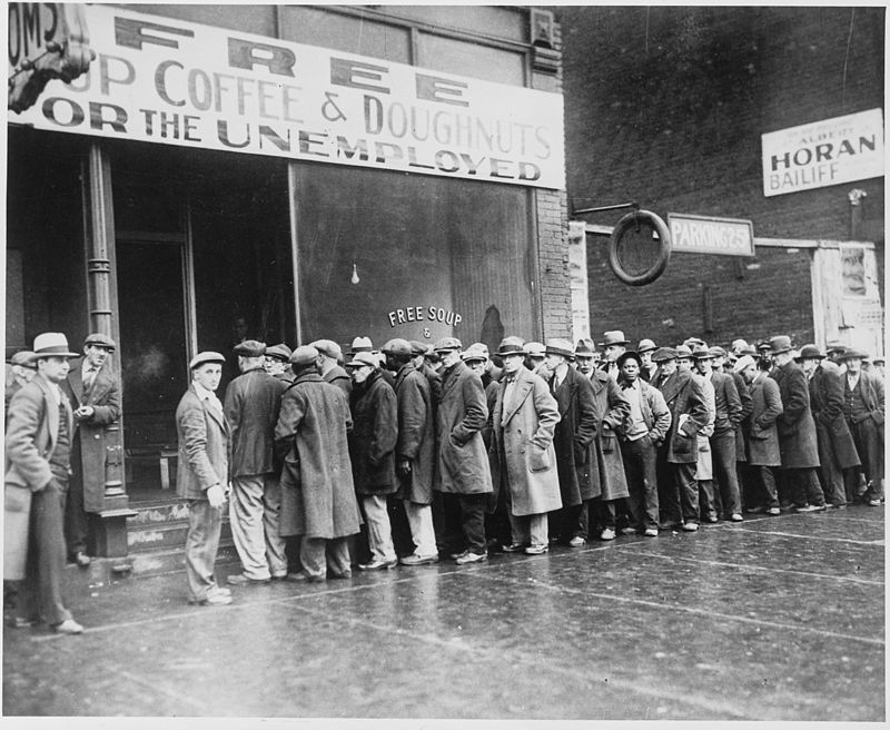800px-Unemployed_men_queued_outside_a_depression_soup_kitchen_opened_in_Chicago_by_Al_Capone,_02-1931_-_NARA_-_541927